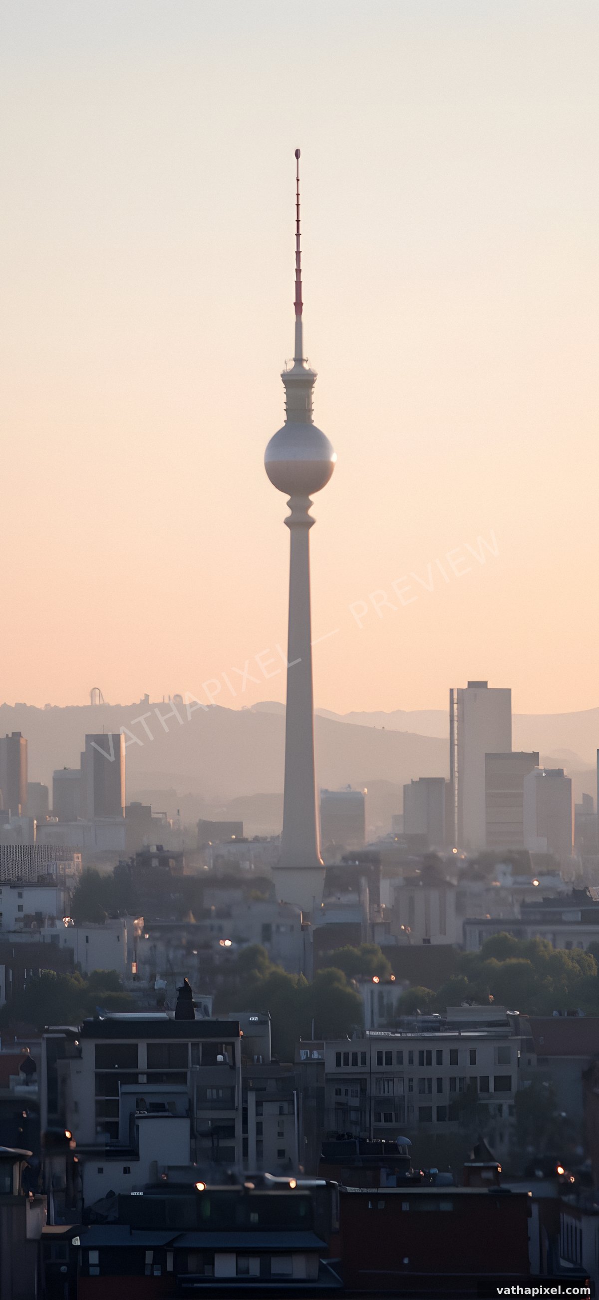 Tag der Deutschen Einheit: Wallpaper Fernsehturm am Morgen